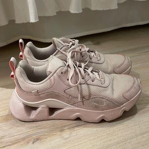 Nike pink tennis shoes